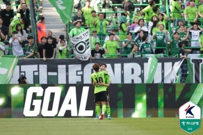 전북 현대의 강상윤이 26일 전북 전주월드컵경기장에서 열린 프로축구 K리그1 2026 포항 스틸러스와 홈경기에서 후반 추가 4분 극적인 결승골을 넣은 직후 이승우(10번)를 껴안고 기뻐하고 있다. 한국프로축구연맹 제공