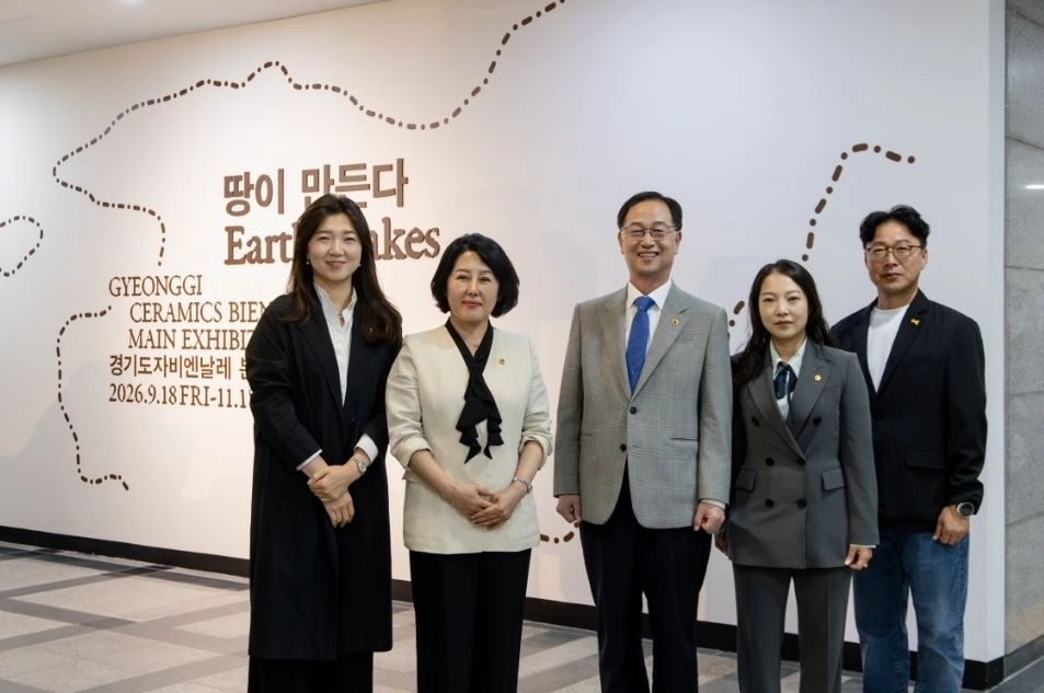 ▲ 지난 17일 저녁 경기도자미술관 야외광장(이천)에서 개최된 ‘2026 경기도자비엔날레 개막식(전야제)’에 참석한 채신덕 위원장(사진=경기도의회)