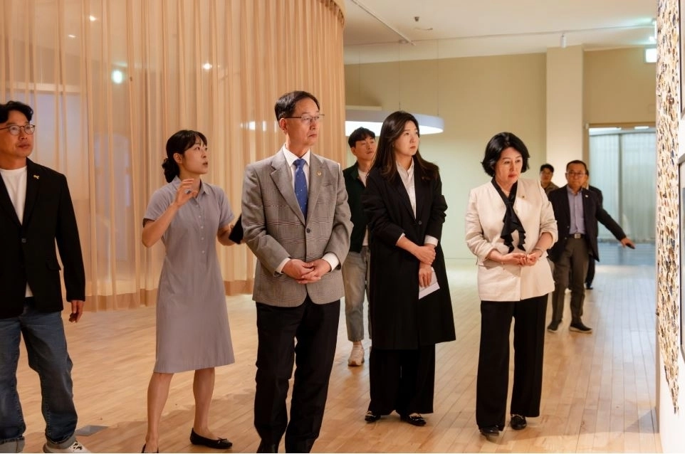 ▲ 이날 채신덕 위원장을 비롯한 문화체육관광위원회 위원들은 현장을 둘러보며 전시·공연 시설의 준비 현황과 관람객 동선, 편의시설, 안전대책 및 비상 대응 시스템 전반을 면밀히 점검했다. (사진=경기도의회)