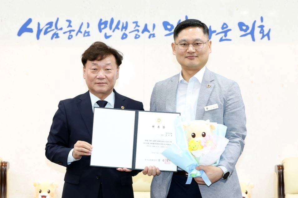 지난 17일 ‘제12대 경기도의회 전반기 조례시행추진관리단’ 위원으로 위촉된 안계명 의원(오른쪽)과 남종섭 의장(왼쪽). (사진=경기도의회)