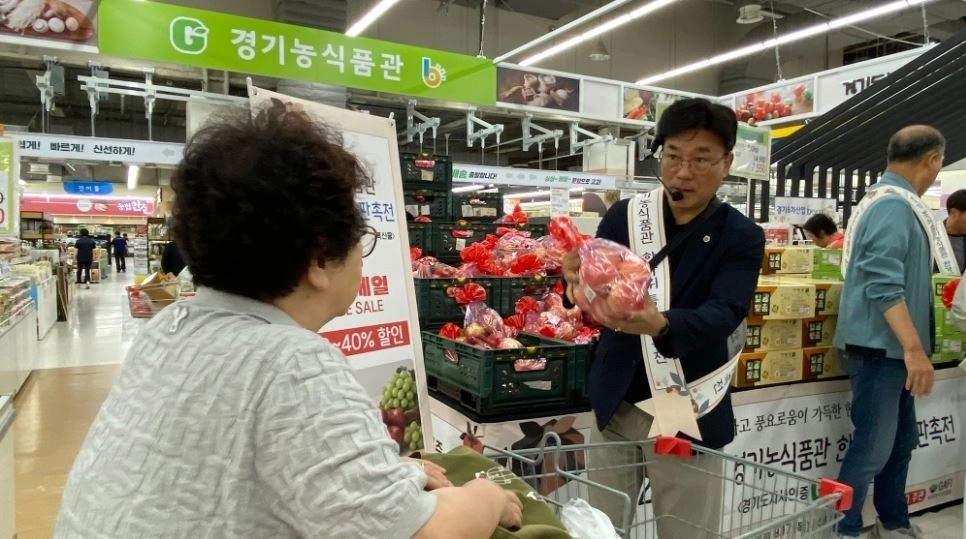 ▲ 지난 17일 농협하나로마트 성남점에서 열린 ‘2026 경기농식품관 한가위 특별판촉전’에 참여한 최만식 의원(사진=경기도의회)