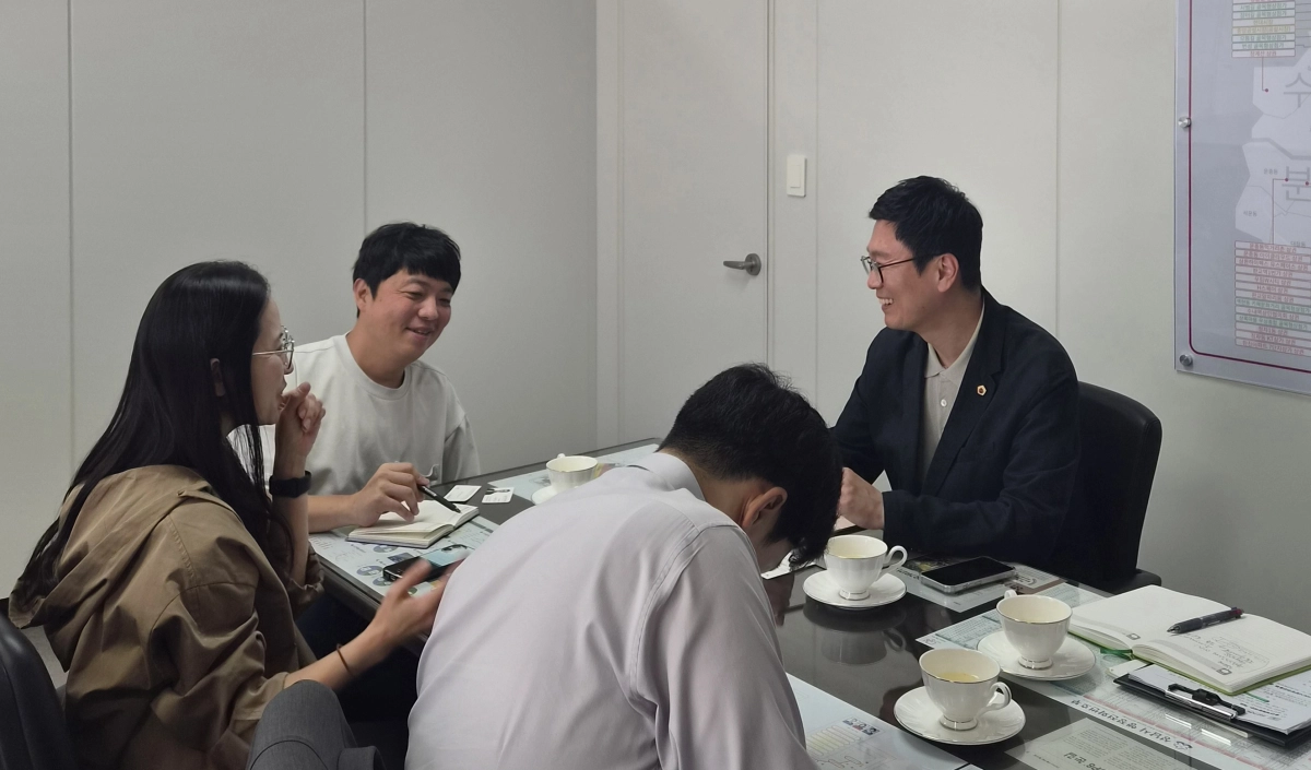 ▲송연섭 의원이 16일 성남시상권활성화재단을 방문해 관계자들과 상권 지원사업 운영 현황 및 소상공인 애로사항을 논의하고 있다. (사진=경기도의회)