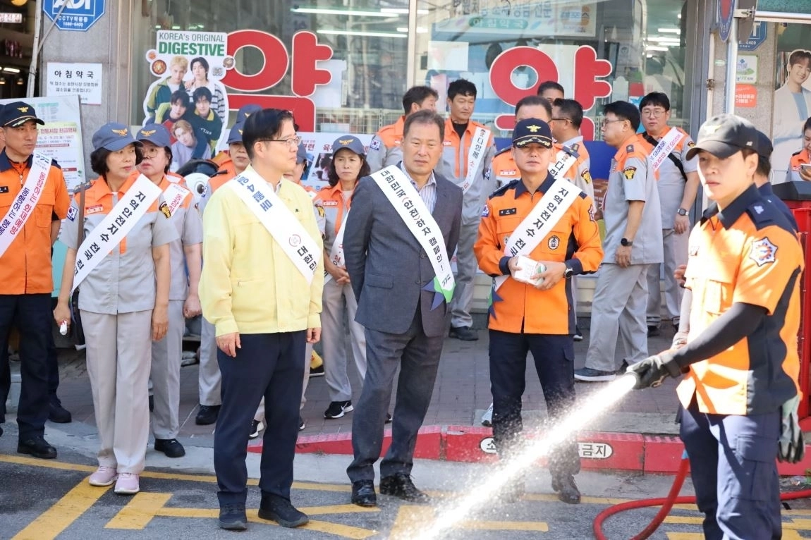▲ 지난 17일 평택 송탄시장을 찾아 추석 연휴를 앞둔 송탄시장 안전관리 실태를 점검하고 시장 상인들의 현장 의견을 청취한 양경석 위원장(사진=경기도의회)
