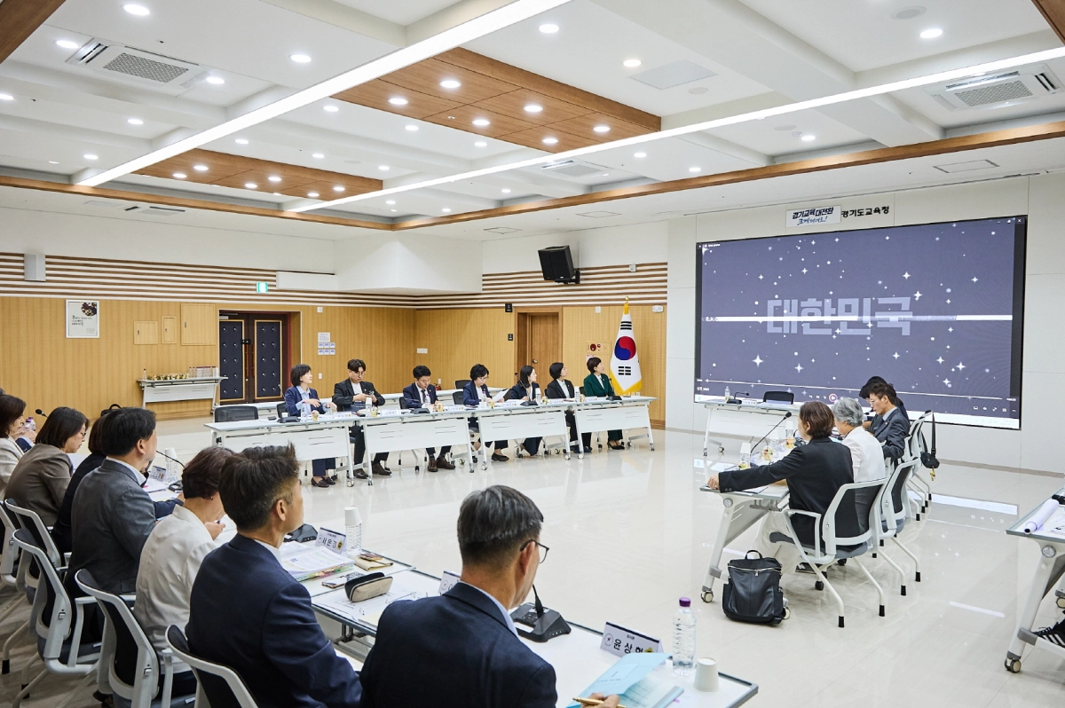 ▲17일 조원청사 회의실에서 열린 재정설명회에서 경기도의회 도교육청 예결특위 위원들과 도교육청 관계자들이 2027년도 교육재정 및 정책 과제를 논의하고 있다. (사진=경기도의회)