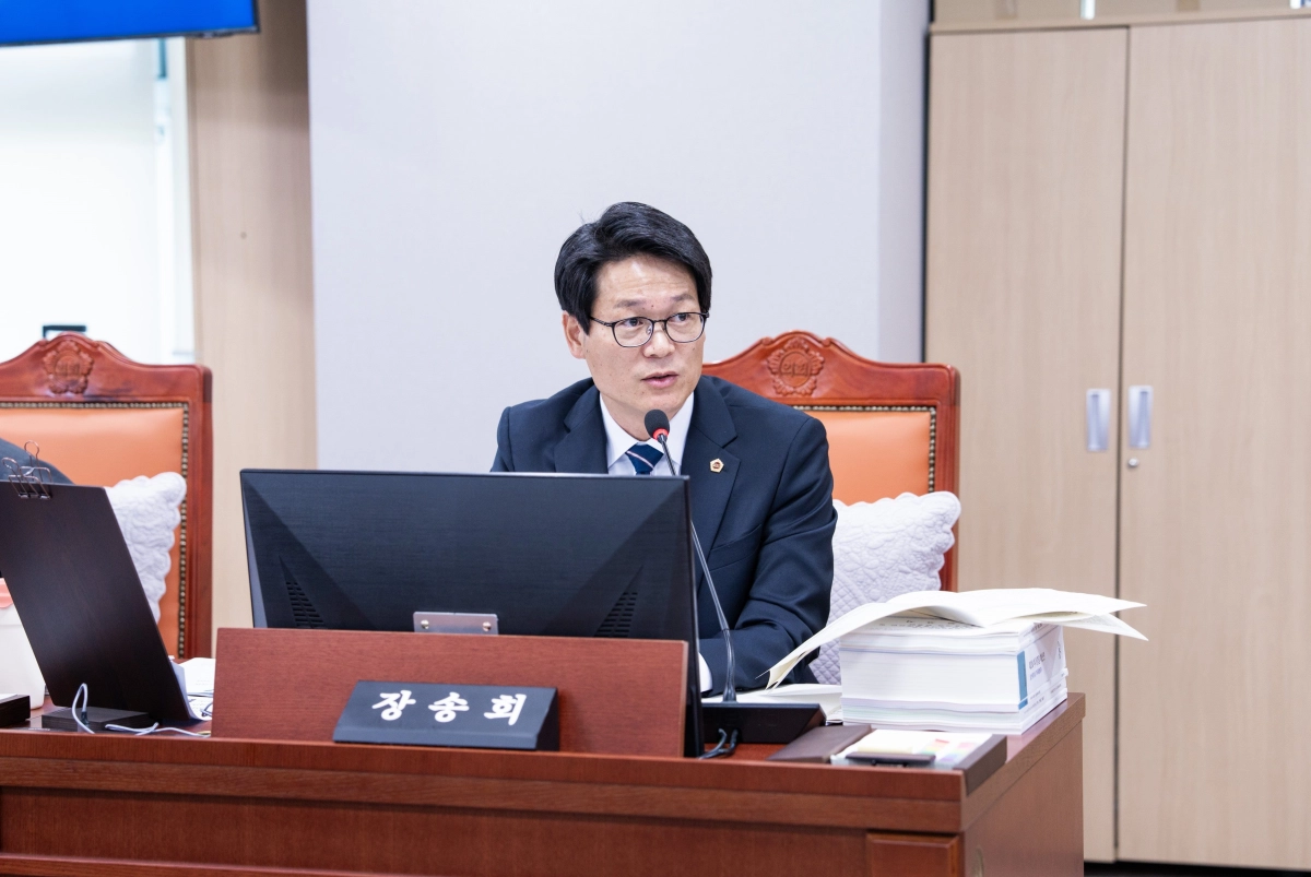 ▲경기도의회 도시환경위원회 장송회 의원이 상임위원회 회의에서 이륜자동차 소음 관리 조례 개정안의 취지와 세부 내용을 설명하고 있다. (사진=경기도의회)