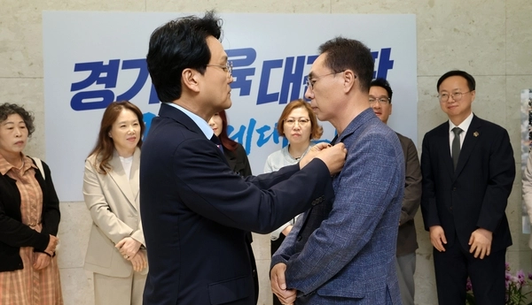18일 경기도의회 본회의에서 ‘경기도교육청 교권보호전담관 운영 조례안’이 통과된 후 안민석 경기도교육감이 교권보호전담관에게 뱃지를 달아주고 있다. 경기도교육청 제공