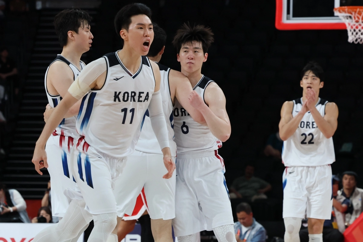 이우석(11번)이 18일 일본 나고야 아이치 인터내셔널 아레나에서 열린 2026 아이치·나고야아시안게임 남자 농구 4강전 대한민국과 이란의 경기에서 3점슛을 넣은 뒤 환호하고 있다. 2026.9.18 연합뉴스