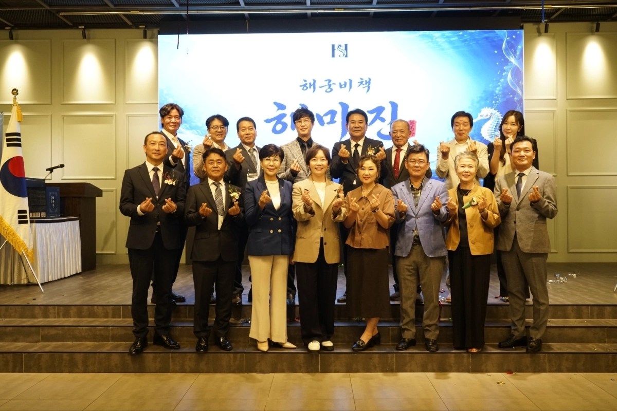 HS네이처코리아가 자체 브랜드 ‘해궁비책’의 첫 제품 ‘해마진’을 공식 출시하고 주요 내빈들과 출시 세리머니를 하고 있다.