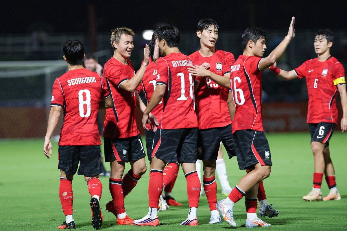 2026 아이치·나고야아시안게임에 출전한 축구대표팀 선수들이 15일 일본 나고야 미즈호 공원 럭비경기장에서 열린 대회 D조 조별리그 1차전 한국과 카타르의 경기에서 득점 후 함께 기뻐하고 있다. 2026.9.15 나고야 연합뉴스