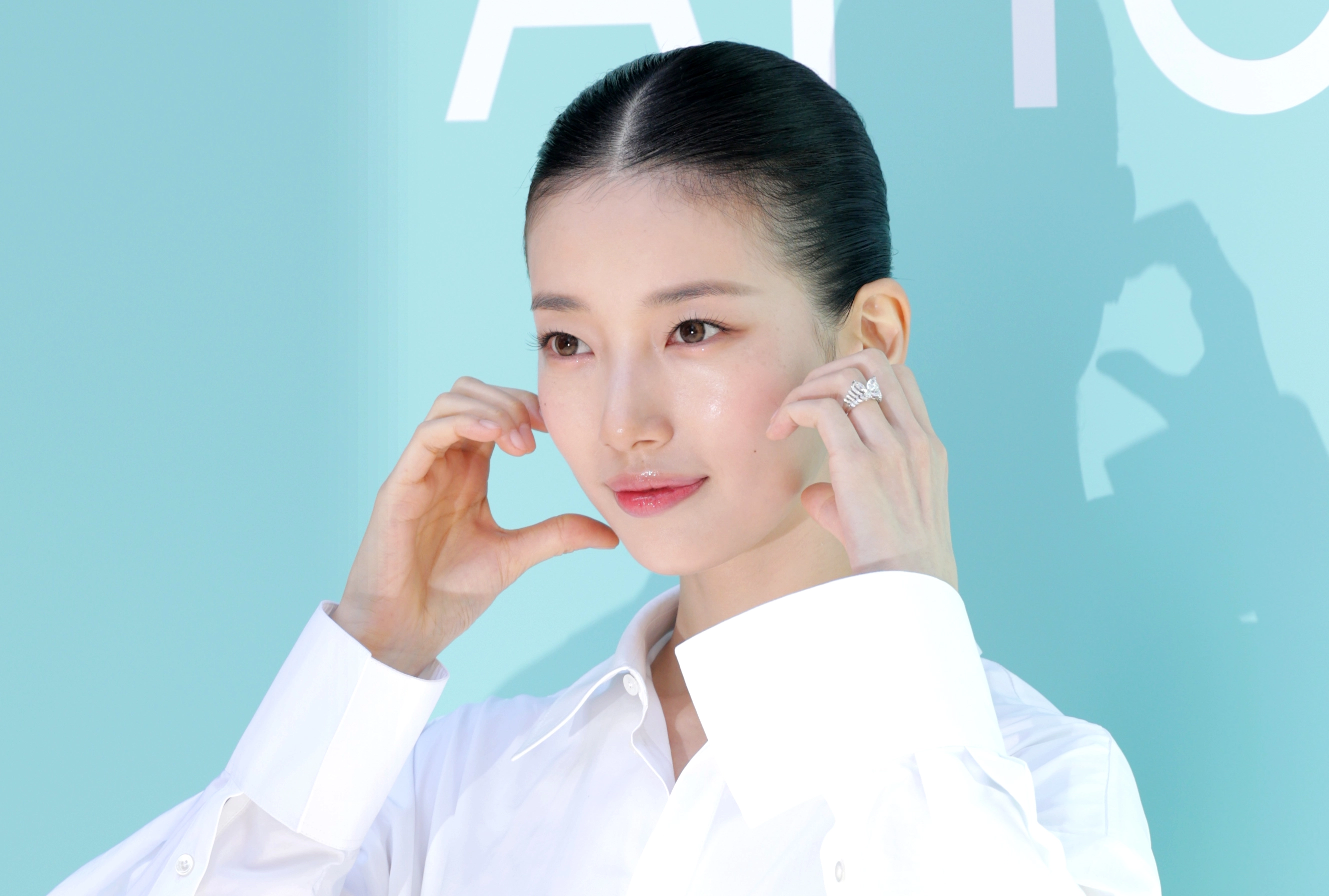 배우 수지가 18일 서울 성동구 올리브영 N 성수에서 열린 더 파운더즈 뷰티 브랜드 아누아(Anua) ‘PDRN’ 라인 팝업스토어 오픈 행사에 참석해 포즈를 취하고 있다. 2026.9.18.<br>뉴스1