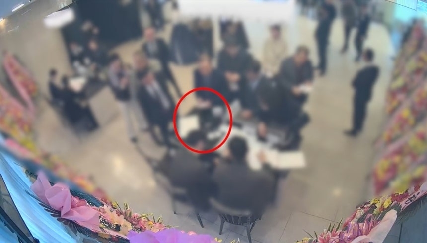 결혼식장에서 하객 가장해 식권 챙기는 모습. 부산 남부경찰서 제공