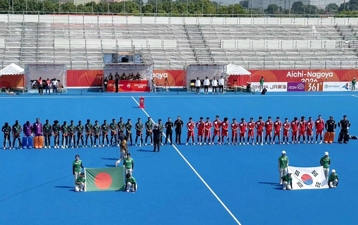 18일 일본 기후현 가카미가하라 그린스타디움에서 열린 남자 하키 A조 조별리그 1차전 대한민국과 방글라데시의 경기에서 양팀 선수들이 도열해있다.  남자 대표팀이 방글라데시와 경기를 치르기 전 국민의례 때 우리 애국가 대신 북한 국가가 연주되는 해프닝도 있었다. 펼쳐진 태극기 앞에서 가슴에 손을 얹고 애국가를 기다렸던 우리 선수들은 황당한 표정을 감추지 못했다. 2026.9.18. 대한하키협회 제공