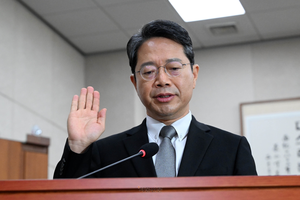 김승원 법무부 장관 후보자가 15일 국회 법제사법위원회에서 열린 인사청문회에 증인 선서를 하고 있다.  홍윤기 기자