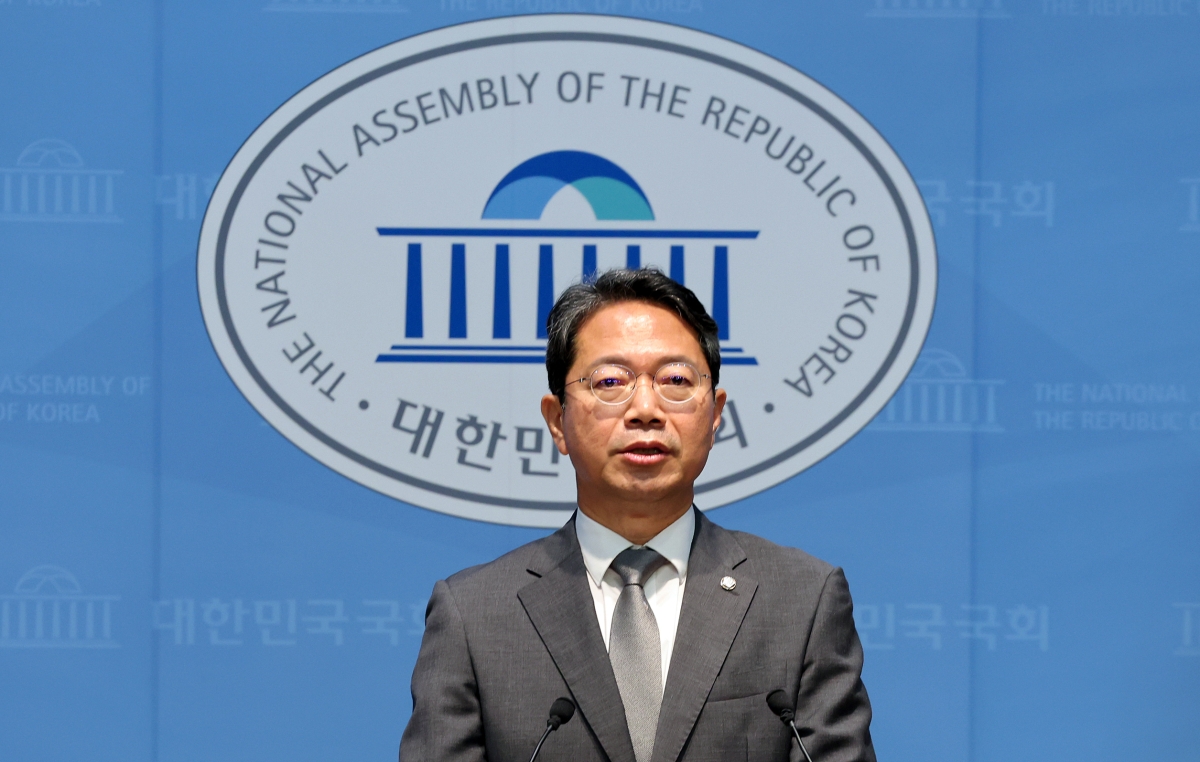 thumbnail - 여론 악화에… 김승원 자진사퇴 <br>“李대통령 회견 보며 결심 굳혀”