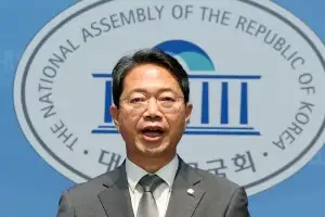 靑 “김승원 결정 존중…국정 부담 줄이고자 결정한 것으로 이해”