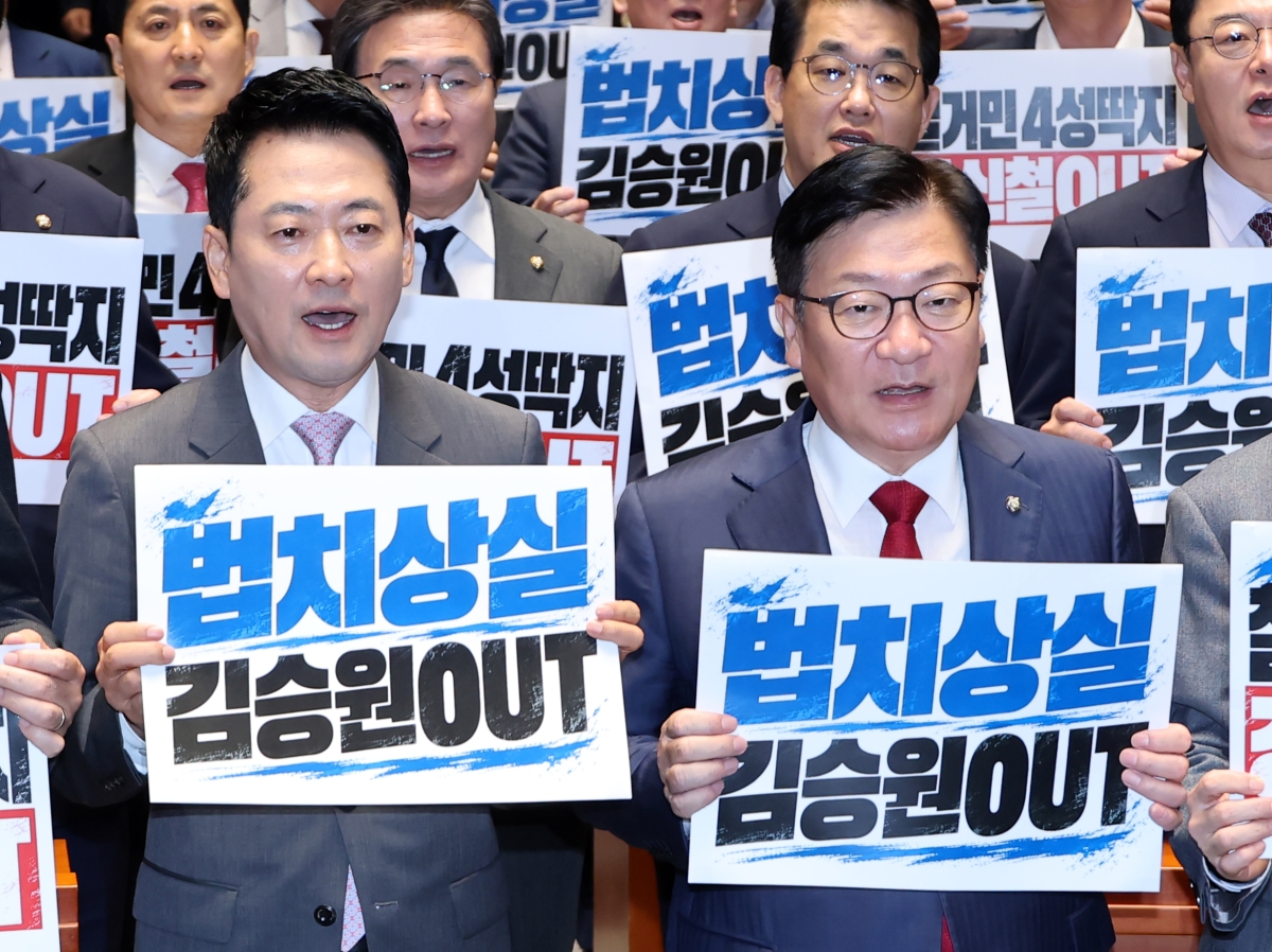 국민의힘 장동혁 대표와 정점식 원내대표를 비롯한 의원들이 17일 국회에서 열린 의원총회에서 ‘철거민 4성딱지 강신철 OUT’, ‘법치상실 김승원 OUT’ 피켓을 들고 구호를 외치고 있다. 연합뉴스