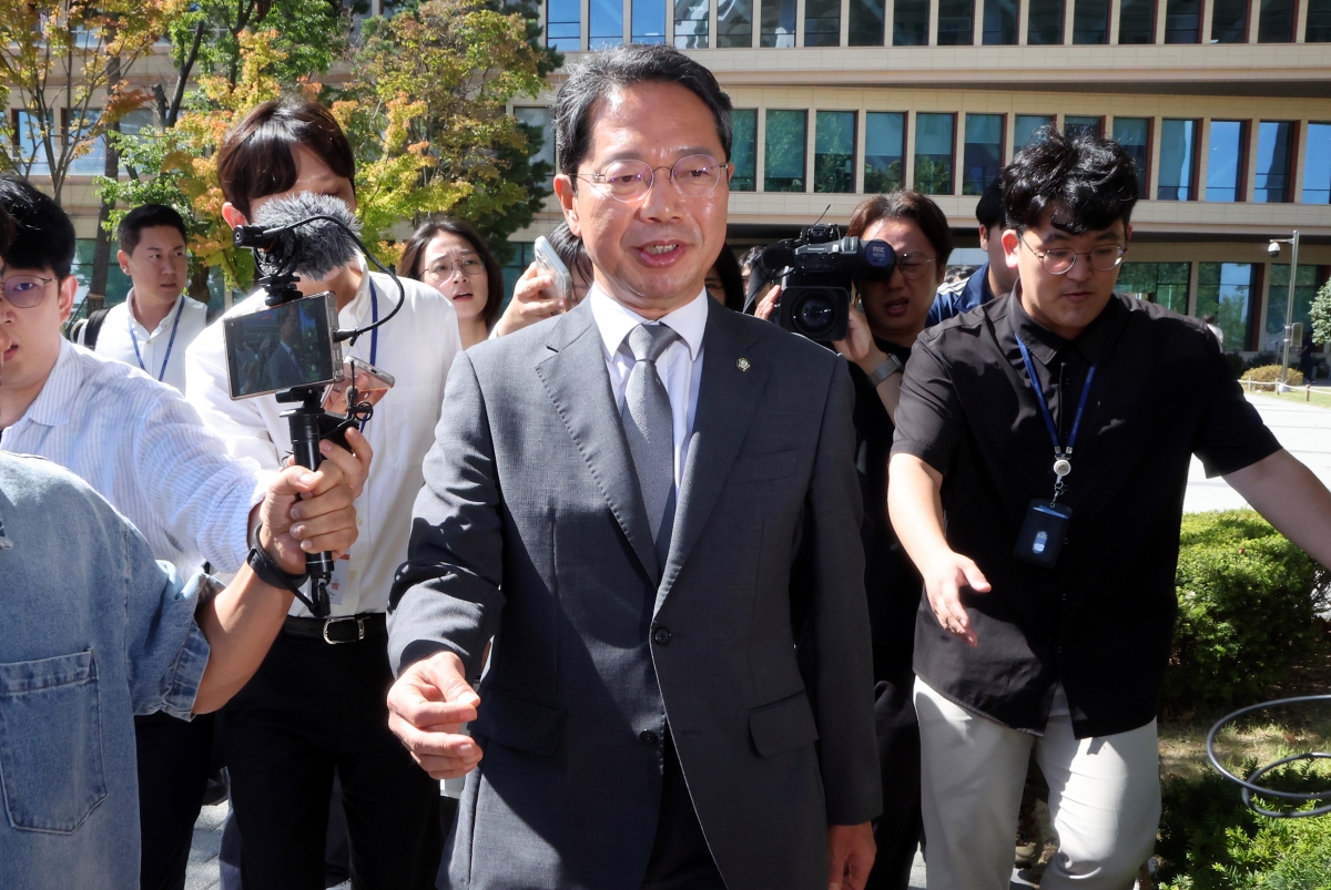 김승원 법무부 장관 후보자가 19일 서울 영등포구 여의도 국회 소통관에서 후보자직 사퇴 기자회견을 마친 뒤 차량으로 향하고 있다. 뉴스1