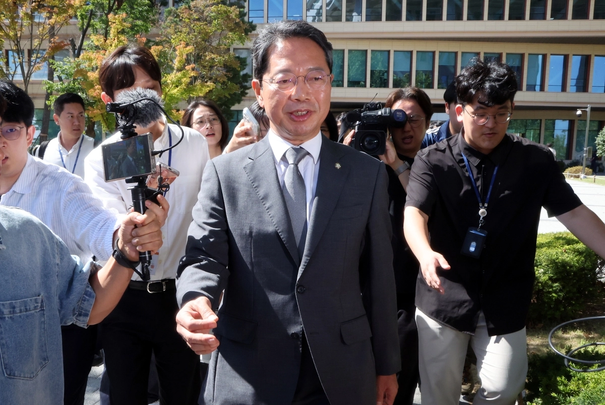 김승원 법무부 장관 후보자가 19일 서울 영등포구 여의도 국회 소통관에서 후보자직 사퇴 기자회견을 마친 뒤 차량으로 향하고 있다. 뉴스1