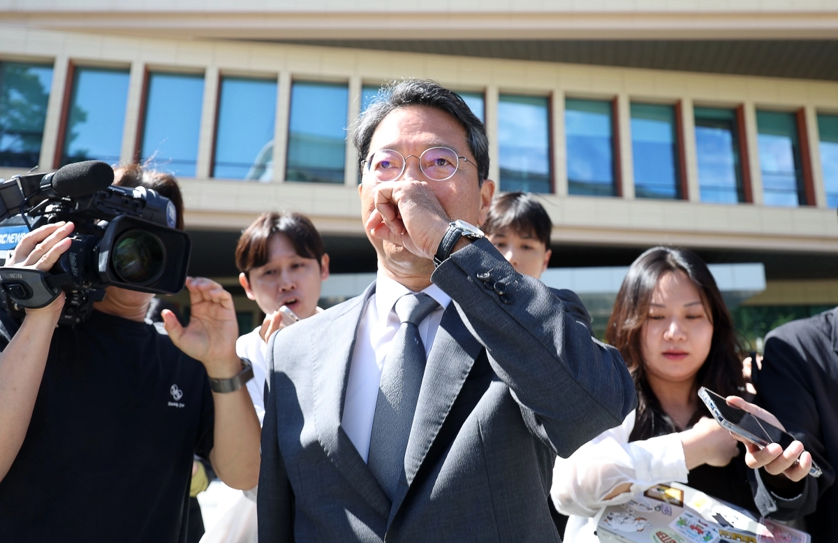 김승원 법무부 장관 후보자가 19일 국회 소통관에서 후보직 사퇴 회견을 마치고 이동하고 있다. 뉴시스
