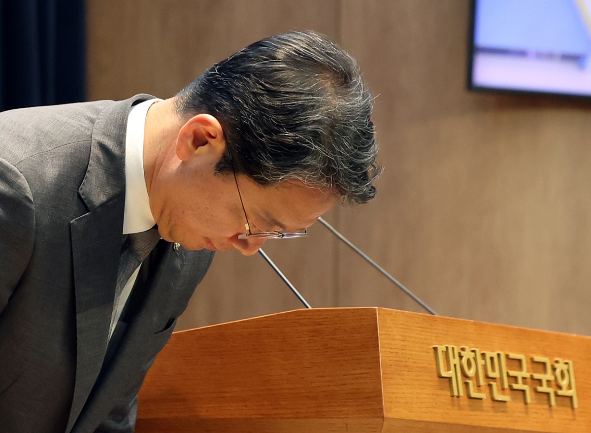 김승원 법무부 장관 후보자가 19일 국회 소통관에서 후보자직 사퇴 기자회견에 앞서 고개 숙여 인사하고 있다. 2026.9.19 뉴스1