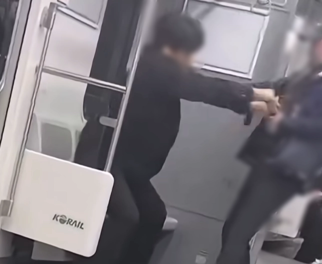 지난 8월에도 교통약자석에 있던 젊은 남성을 밀쳐 넘어뜨린 노년 남성의 영상이 공개됐다. 유튜브 캡처