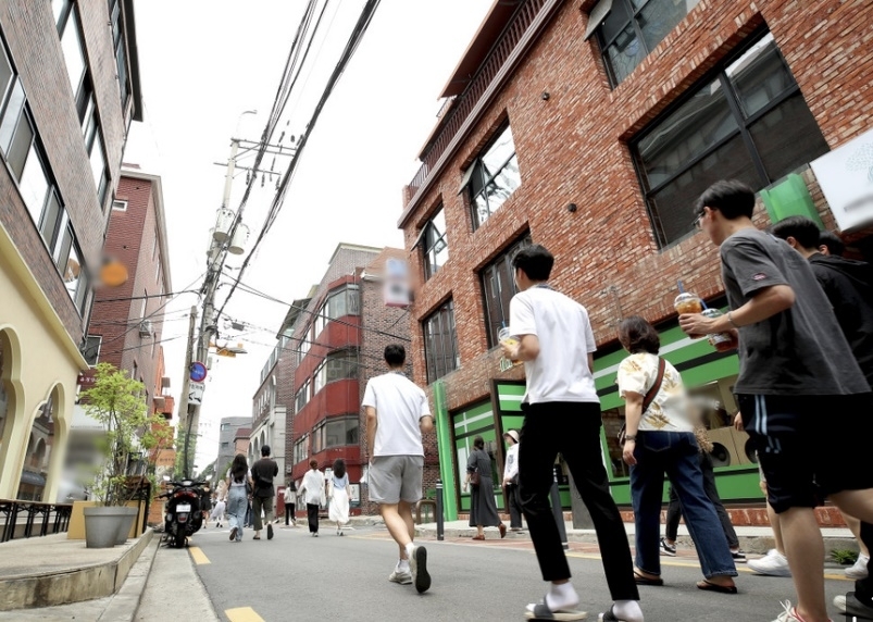 성동구 성수동을 찾은 방문객들이 거리를 걷고 있다. *해당 기사와 직접적 관계 없는 자료사진. 성동구 제공
