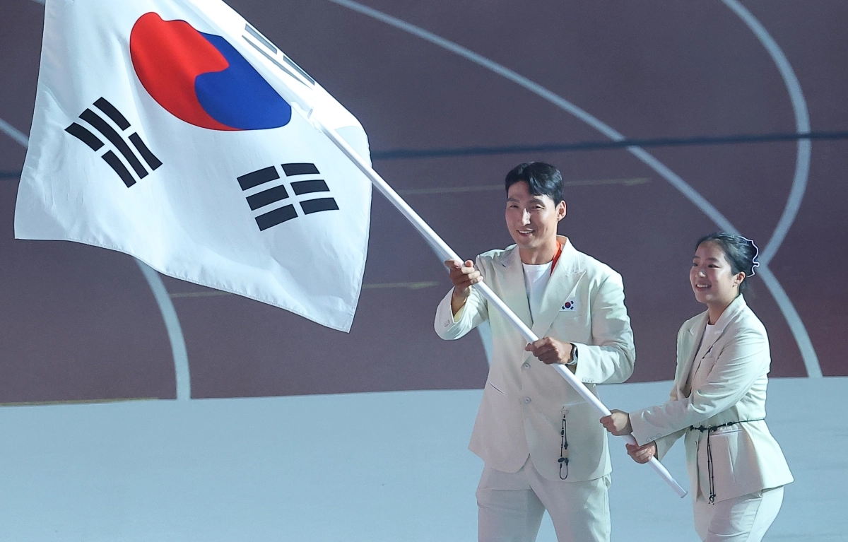 탁구 국가대표 신유빈(오른쪽)과 조정 국가대표 김동용이 19일 일본 나고야 파로마 미즈호 스타디움에서 열린 2026 아이치·나고야아시안게임 개회식에서 한국 선수단 기수로 태극기를 들고 입장하고 있다. 2026.9.19 연합뉴스