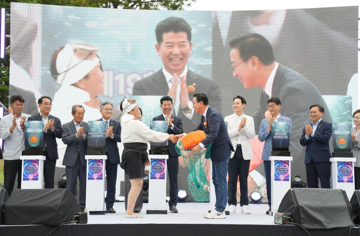 제주도는 19일 제주시 구좌읍 해녀박물관 일대에서 ‘인류무형문화유산 등재 10년의 발자취, 숨비소리에 실어 보낸 고백’을 주제로 제19회 제주해녀축제와 제9회 해녀의 날 기념식을 개최하고 있다. 제주도 제공