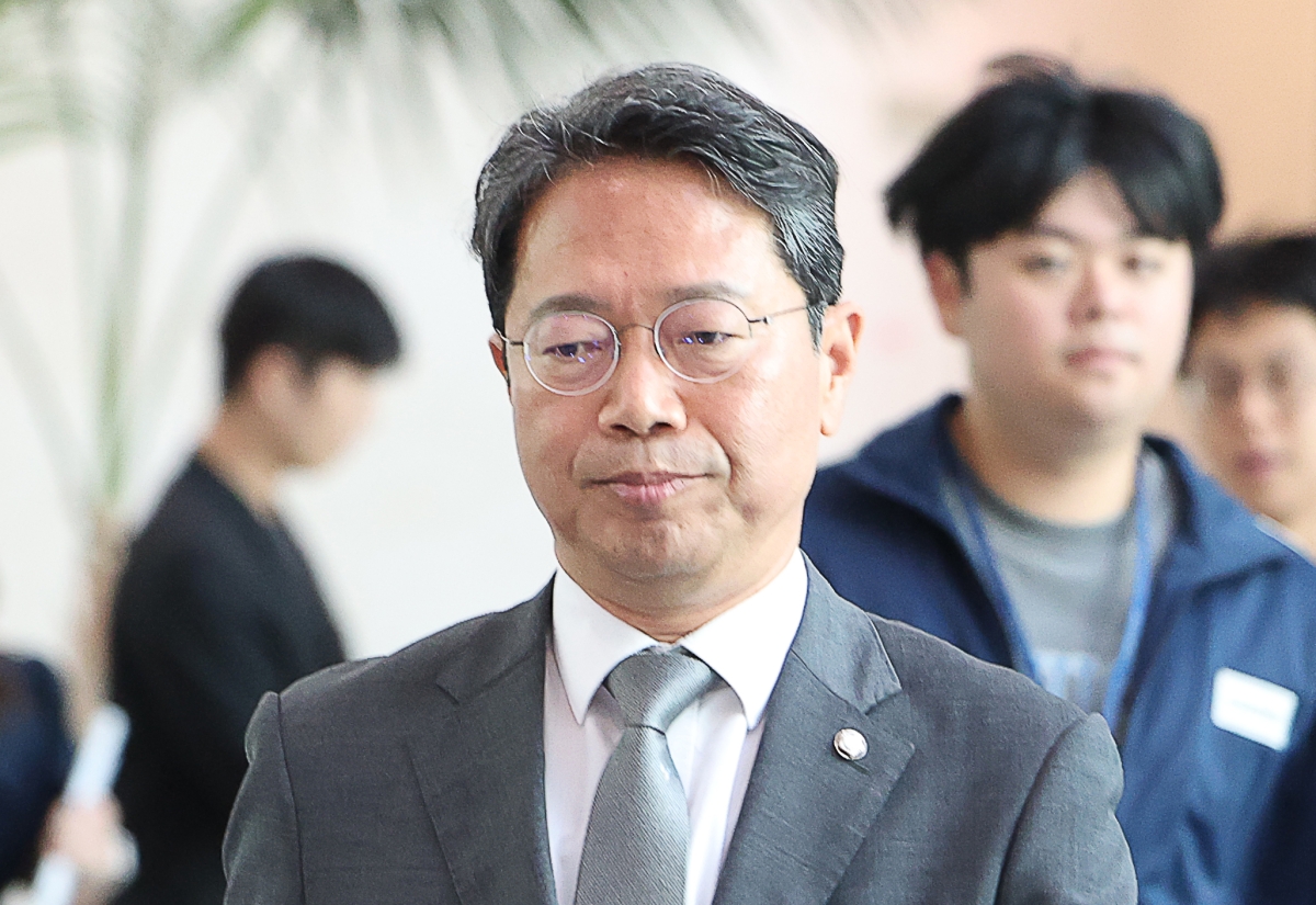 김승원 법무부 장관 후보자가 19일 오전 서울 여의도 국회 소통관에서 기자회견을 마치고 이동하고 있다. 이날 김 후보자는 후보직을 사퇴했다. 2026.09.19 뉴시스