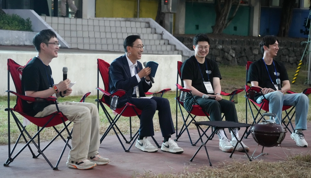 위성곤 제주도지사는 18일 제주시 한경면 조수리 옛 조수초등학교 운동장에서 열린 ‘지역혁신 라운드테이블’에 참석해 스타트업 대표들과 제주 현안과 미래산업을 주제로 의견을 나누고 있다. 제주도 제공