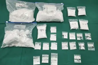 전통의상에 숨겨 100억대 필로폰 반입…52명 무더기 검거