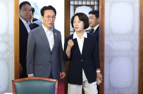 김민석 국무총리와 추미애 경기도지사 당선인이 6월 15일 서울 삼청동 총리공관에서 열린 국토대전환 관련 광역단체장 당선자 간담회에 입장하고 있다.  연합뉴스