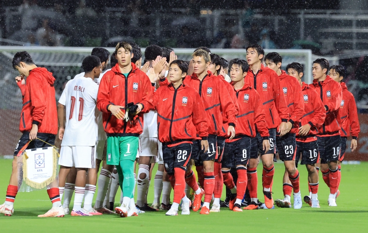 15일 일본 나고야 미즈호 공원 럭비경기장에서 열린 2026 아이치·나고야 아시안게임 남자 축구 D조 1차전 대한민국 대 카타르의 경기. 대표 선수들이 카타르 선수들과 하이파이브를 하고 있다. 2026.9.15 연합뉴스