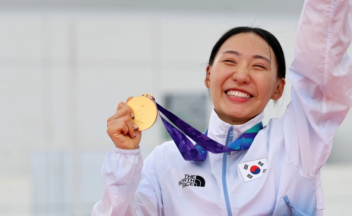 근대5종 국가대표 성승민이 20일 일본 아이치현 안조 스포츠파크에서 열린 2026 아이치·나고야아시안게임 근대5종 여자 개인 결승에서 우승한 뒤 금메달을 들고 활짝 웃고 있다. 2026.9.20 안조 연합뉴스