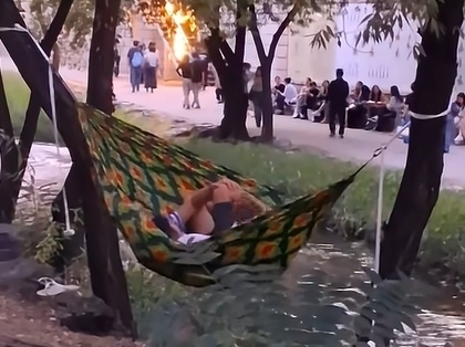 서울의 대표적인 명소인 청계천에서 한 외국인 커플이 나무 사이에 해먹을 설치해 누워있는 모습이 한 유튜브 채널에 포착됐다. 자료 : 유튜브 ‘서울삼촌TV’