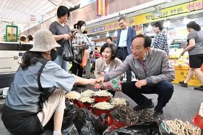 추경호, 추석 맞이 전통시장 현장 행보… 장바구니 물가 직접 점검