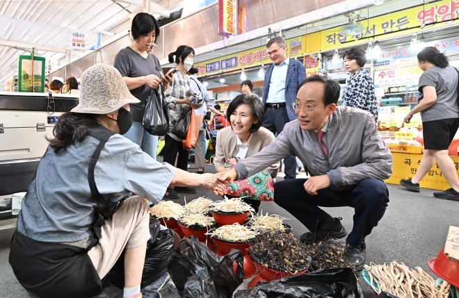 추경호, 추석 맞이 전통시장 현장 행보… 장바구니 물가 직접 점검