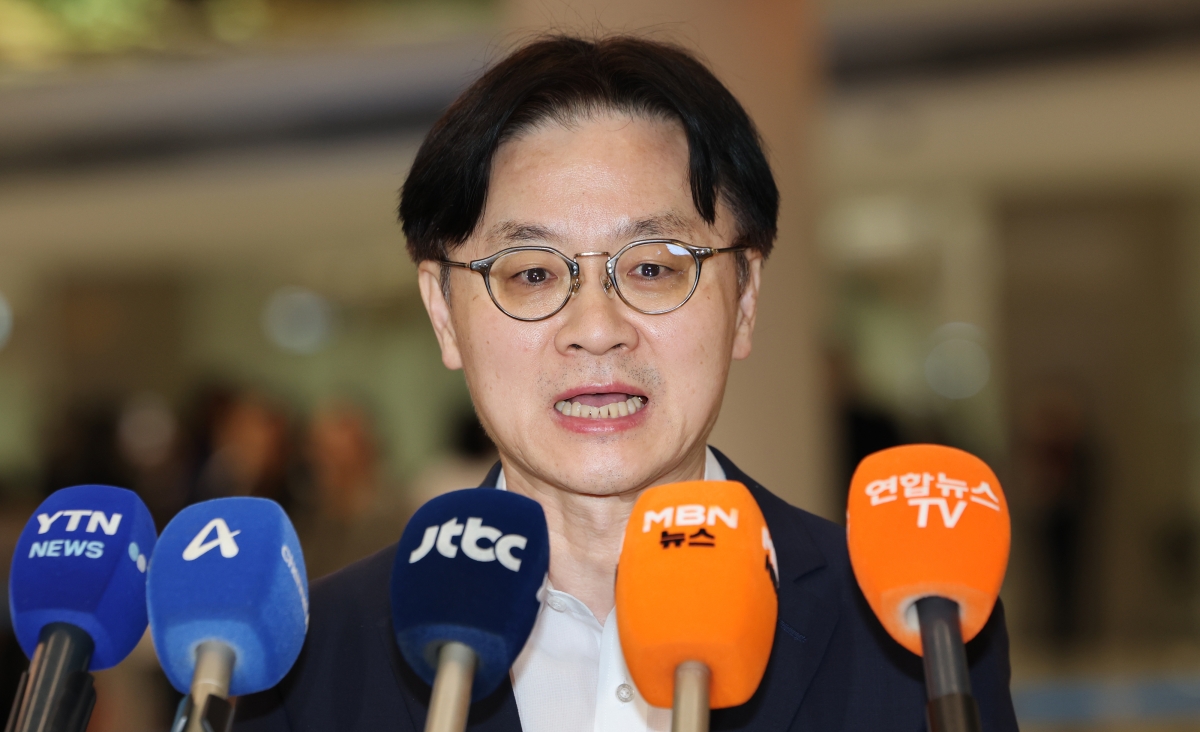 대미투자협상 마무리차 방미했던 김정관 산업통상부 장관이 13일 인천국제공항 제2여객터미널을 통해 입국, 취재진 질문에 답하고 있다. 2026.9.13 연합뉴스
