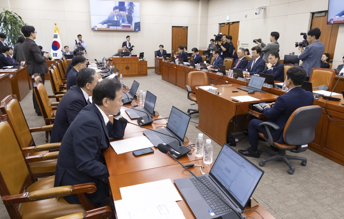 17일 국회에서 열린 재정경제기획위원회 전체회의에서 여야 의원들이 이날 예정돼 있던 정부의 대미투자 프로젝트 관련 비공개 보고 연기와 관련한 논의를 하고 있다. 2026.9.17   연합뉴스