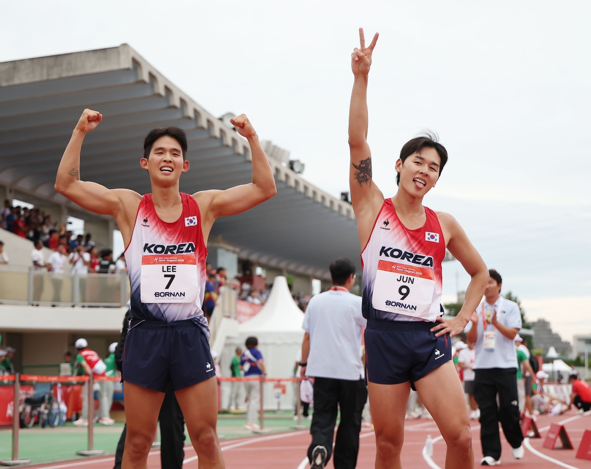 한국 남자 근대5종 대표팀 이종현(왼쪽)과 전웅태가 20일 일본 아이치현 안조 스포츠파크에서 열린 2026 아이치·나고야 아시안게임 근대5종 남자 단체전에서 금메달을 차지 한 뒤 기뻐하고 있다. 2026.9.20 연합뉴스