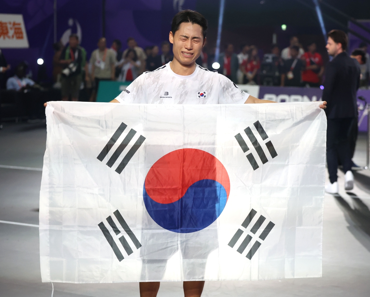 20일 일본 나고야 히가시 스포츠센터에서 열린 2026 아이치·나고야 아시안게임 테크볼 남자 단식 결승전에서 이라크 알리 자릴 메제르 알엘라야위에게 승리해 금메달을 획득한 이준석이 울먹이며 태극기를 들어보이고 있다.  2026.9.20 연합뉴스