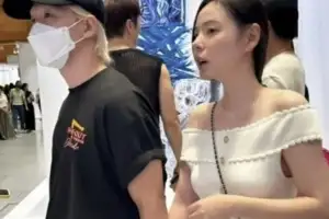 thumbnail - “눈빛 완전 스윗” 태양, ♥민효린 손 꼭잡고 ‘착붙’ 데이트 포착