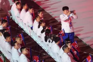 北 ‘공용폰 1대’ 돌려쓰며 찰칵… 입장 후 중앙 무대 지나 분리 수용
