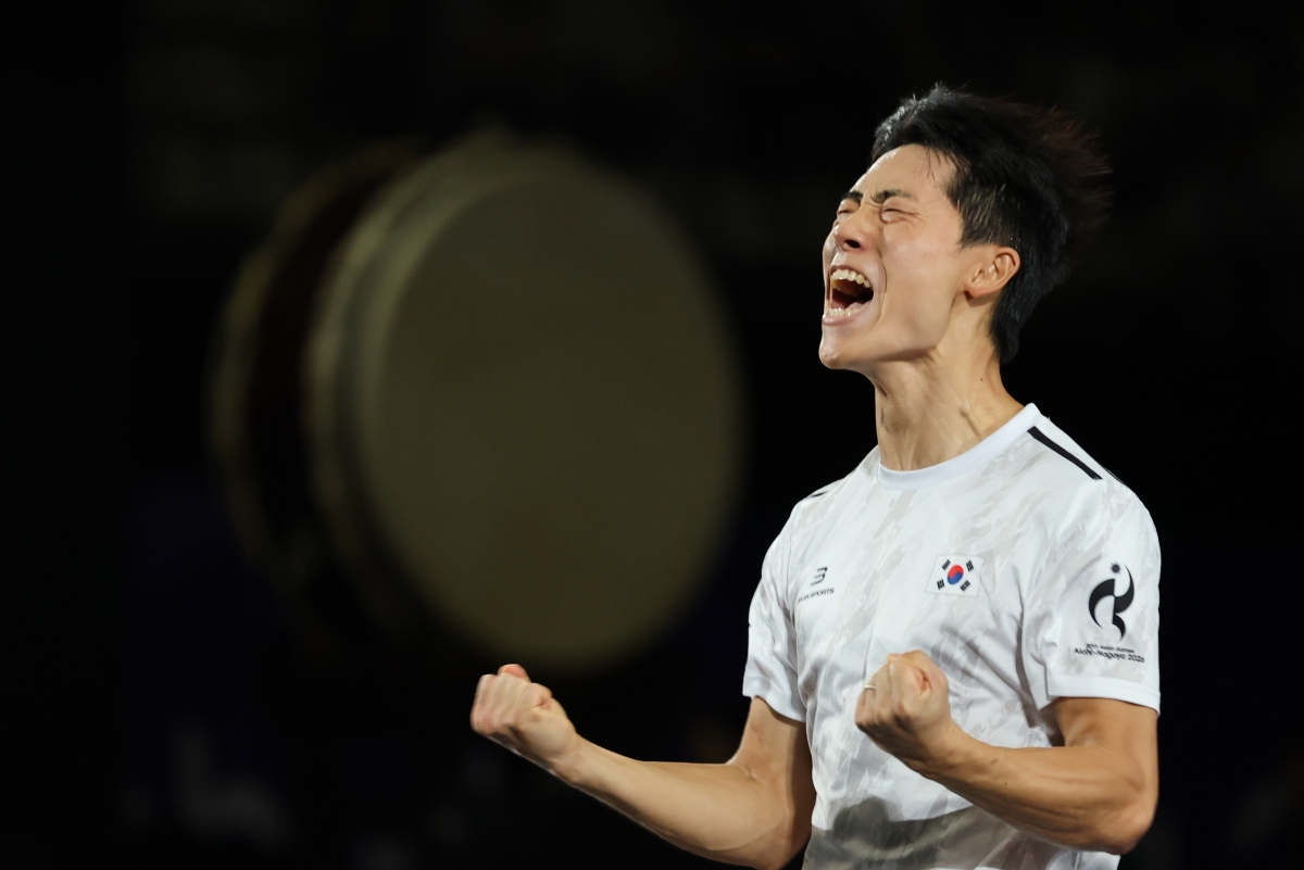 이준석이 20일 일본 나고야 히가시 스포츠센터에서 열린 2026 아이치·나고야 아시안게임 테크볼 남자 단식 결승전에서 알레야위(이라크)를 상대로 득점을 올린 후 환호하고 있다. 이준석은 이날 세트 점수 2-0으로 금메달을 확정 짓자 “엄마”를 외치며 눈시울을 붉혔다.  나고야 뉴스1