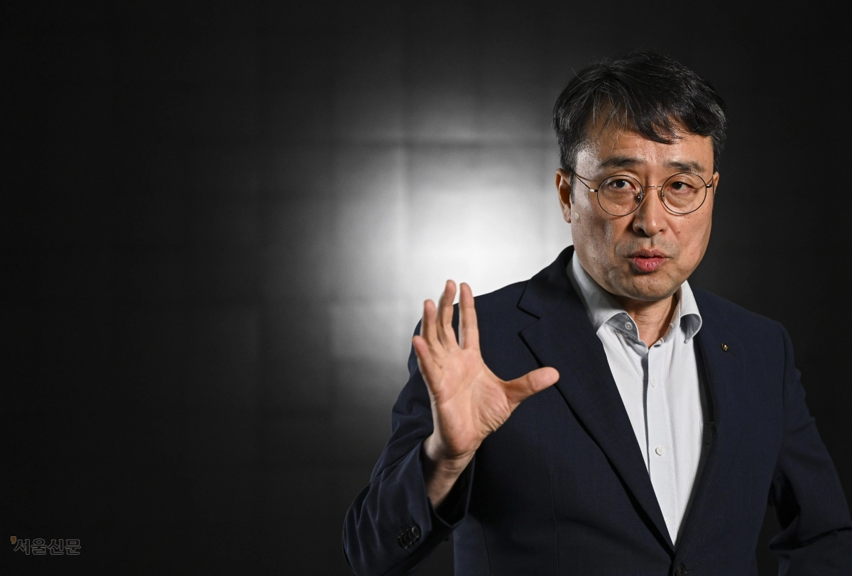 이헌욱(58) 한국부동산원 원장은 “우리는 직장을 얻고 열심히 노력하면 집 한 채 마련하는 것이 그렇게 어렵지 않았다. 청년들에게 아주 미안하다”고 말했다. 이에 기성세대의 공간인 서울 강남이나 경기 성남시 분당처럼 과감한 국가 프로젝트를 통해 지금 청년 세대를 위한 공간을 새로 개발해야 한다고 강조했다. 사진은 이 원장이 지난 15일 서울 서초구 서울신문 본사에서 가진 인터뷰에서 답변하는 모습. 이지훈 기자
