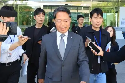 “검찰·변호인 출신 모두 곤란” 법무 장관 후임 인선 딜레마