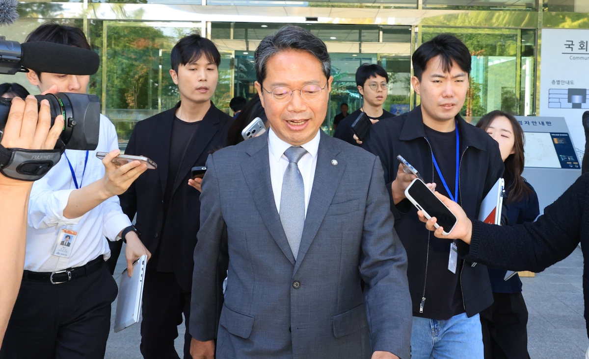 사퇴기자회견 후 소통관 떠나는 김승원 후보자