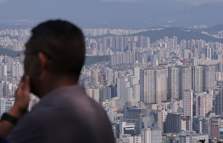 서울 아파트값 상승에 따라 중위권 이하 지역에도 국평(전용 84㎡) 기준 10억원을 넘나드는 전세가 등장했다. 사진은 20일 서울 남산에서 바라본 서울 시내 아파트 단지 모습.  연합뉴스