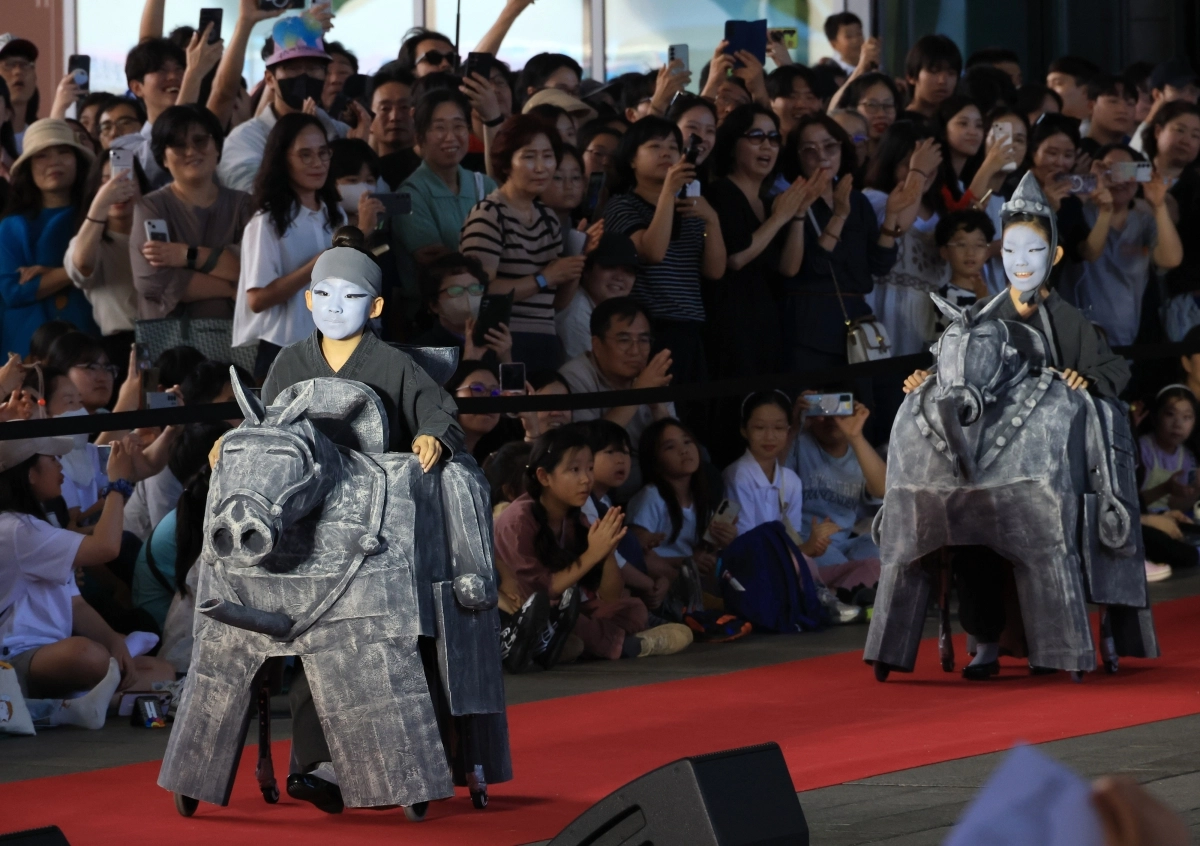 서울 용산구 국립중앙박물관에서 지난 19일 열린 ‘국중박 분장놀이’ 결선 진출자 중 한 팀이 ‘기마인물형토기’를 주제로 한 분장쇼를 펼치고 있다.  연합뉴스