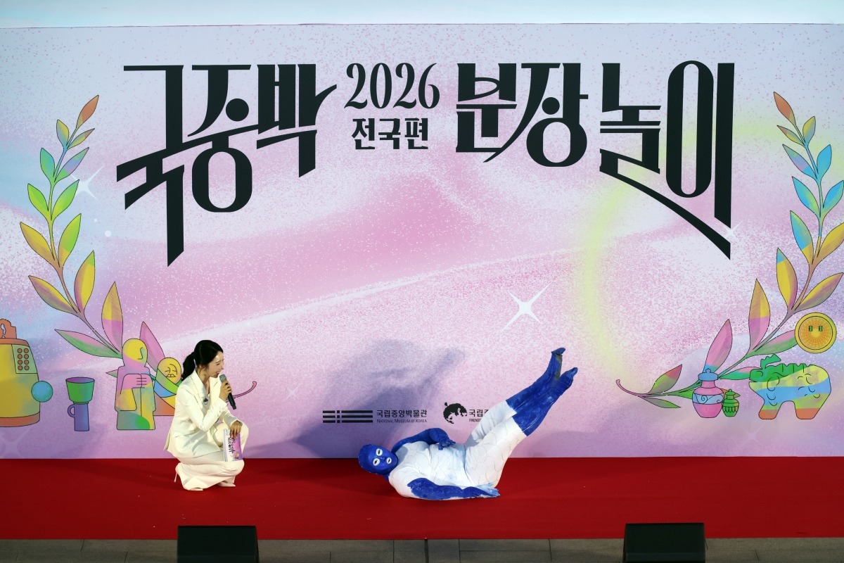 대상을 받은 전은슬(오른쪽)씨가 ‘백자 잉어모양 연적’으로 분장.  뉴시스